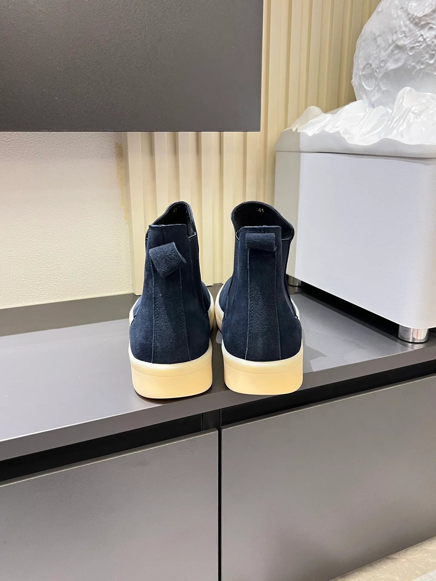 p440 Loro Piana's new niche winter men's mid-top shoes are shipped! The fabric is made of mercerized cowhide imported from Italy, with a sheepskin lining, which is comfortable, breathable and not stuffy to the feet. The outsole is made of natural rubber, which is wear-resistant and non-slip! Size: 38-44 (45.46.)
